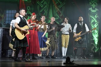 Schottisch, kubanisch, heimatlich: Das bietet das Wochenende im Oberen Vogtland - Eine schottisch-irische Musik- und Tanzshow bietet die Gruppe Cornamusa am Sonntag, 19 Uhr in der Musikhalle Markneukirchen.