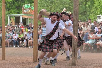 Schottisches Flair im Erzgebirge: „Dorfdeppen“ holen bei Highland-Games vierten Sieg in Folge - Bei den Highland-Games sind Taktik und Geschick gefragt. Im Bild: Das Team vom Naturbadverein, das den dritten Platz belegt hat.