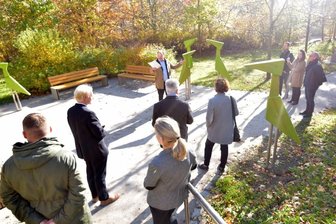 Schräge Vögel landen bei den Helbersdorfern - Die gebürtige Karl-Marx-Städterin Kerstin Vicent hat die Vogel-Skulpturen ersonnen, die von der Wohnungsbaugenossenschaft Chemnitz-Helbersdorf im Wenzel-Verner-Park aufgestellt wurden. Deren kaufmännischer Vorstand, Matthias Kunze, hielt eine Rede zur Einweihung. 
