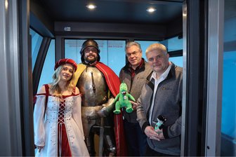 Schrägaufzug in Schwarzenberg läuft wieder: Ritter und Burgfräulein absolvieren 1.000.000. Fahrt - Die Jubiläumsfahrt des Schrägaufzuges mit Burgfräulein Edelweiß und Ritter Georg , Oberbürgermeister Ruben Gehart und Stadtwerke-Geschäftsführer Sascha Wehrmann.