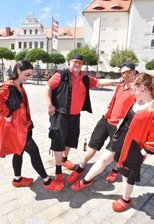 Schräge Blasmusik sorgt im Schloss für gute Laune - Das Markenzeichen der Draufgänger Guggis sind Holzpantinen.