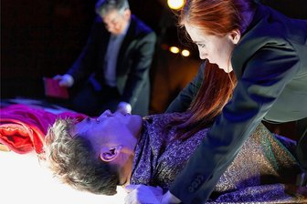 Schräge Eötvös-Opern am Theater Plauen-Zwickau: Drei Regisseure quälen einen Künstler - Beim Versuch, mehr Ausdruck in den Bühnentod des Sängers (Noah Xuhui Du) zu bringen, tut die Opernregisseurin (Małgorzata Pawłowska) des Guten zu viel. 