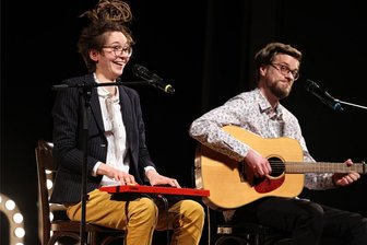 Schräge Wortakrobatik, verquere Lieder und Pointen im Sekundentakt: So kam die erste Reichenbacher Lachnacht an - Mit wunderbar verqueren Liedern balancierten Marie Diot und Fabian Großberg zwischen Melancholie und Albernheit. Das junge Duo trug zu einer farbigen und kurzweiligen Lachnacht-Premiere im Reichenbacher Neuberinhaus bei.