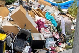 Schränke, Stühle, Elektroschrott: Ganzer Innenhof auf dem Chemnitzer Sonnenberg vermüllt - Seit Monaten sieht es im Hinterhof des Hauses Lessingplatz 8 so aus. Dieser Zustand hat auch das Rathaus auf den Plan gerufen.