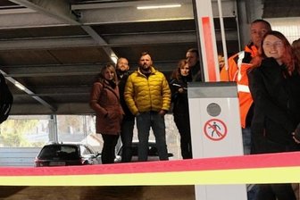 Schranke am Parkhaus seit Donnerstag außer Betrieb - Die Einfahrtsschranke - hier am Tag der Parkhauseinweihung - ist seit Donnerstag kaputt.