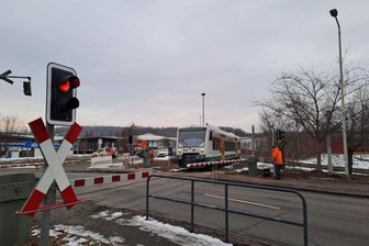Schranke an Zwickauer Bahnübergang wieder in Betrieb - Die Schrankenanlage am Bahnübergang Planitzer Straße wurde repariert.