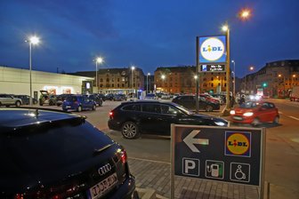 Schranken am Lidl-Parkplatz in Zwickau-Pölbitz weg: Schauen Besucher der „Neuen Welt“ trotzdem in die Röhre? - Auch nach Feierabend, wie hier am Freitag 17 Uhr, ist beim Pölbitzer Lidl noch Hochbetrieb. Da ist es nachvollziehbar, dass der Discounter seinen Parkraum für Kunden reserviert.