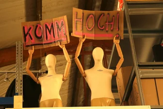 Schrauben, Bauholz und Plexiglas: Warum das Materialbuffet in Leipzig Bastler glücklich macht - Holz, diverse Platten, Stoffballen, Kartons und Plastikrohre, Teppiche, Kunst- und Echtleder, mehrere Schaufensterpuppen für günstige 85 Euro und allerlei anderes, das überrascht, sind im Leipziger Materialbuffet zu haben.