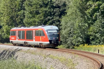 Schreck am Bahnhof: Schüsse auf Erzgebirgsbahn – Polizei sucht zwei junge Männer - Auf einen Zug der Erzgebirgsbahn wurde in Schwarzenberg geschossen.