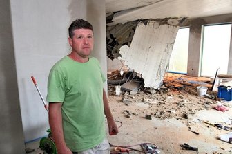 Schreck am Morgen: Wenn einem die Decke auf den Kopf fällt - Ronny Roch in seinem zum Teil zerstörten Haus. Eigentlich wollten er und seine Familie im August hier einziehen.