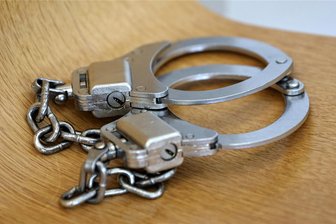 Schreck beim Liebesspiel: Polizei hilft Pärchen aus der Klemme - Die Handschellen gingen nicht mehr auf - da musste die Polizei ran. (Symbolbild)