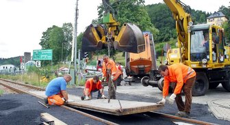 "Schreck legte sich erst nach ein paar Tagen" - 
              <p class="artikelinhalt">Dietmar Walter, Heiko Teubert, Eberhardt Heinze, Steffen Wosnitza (v. l.) von der Zwickauer Firma Gleis- und Tiefbau Lasch GmbH verlegten am Montag Gleismittelplatten. </p>
            