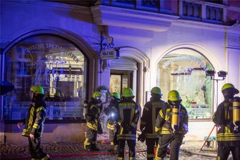 Schreck zum Auftakt des Stadtfestes Plauener Herbst: Kellerbrand im griechischen Restaurant „Sirtaki“ - Schreck in der Abendstunde: Feuerwehrleute mussten mit schwerem Atemschutz zum Brandherd im Keller des griechischen Lokals „Sirtaki“.