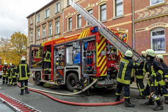 Schreck zur Mittagszeit: Angebranntes Essen ruft in Falkenstein Feuerwehr auf Plan - 50 Feuerwehrleute beim Löscheinsatz in der Lassalle-Straße. Dort löste angebranntes Essen ein Feuer aus.
