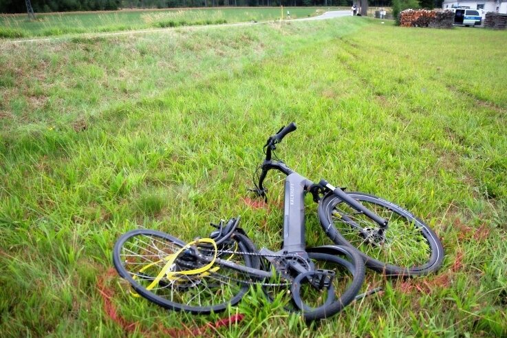 Schreckensbilanz: Drei tote E-Bike-Fahrer - Ein kaputtes Elektrofahrrad auf einem Wiesenstück: Die Fahrerin war von einem Auto angefahren worden und gestorben.