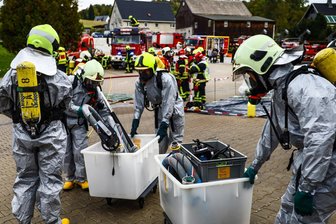 Schreckliche und skurrile Einsätze füllen Chronik: Feuerwehr Beierfeld feiert am Wochenende großes Jubiläum - Das ist eine Besonderheit der Beierfelder Wehr: Sie stellt den ersten Gefahrgutzug Erzgebirge und wird immer dann alarmiert, wenn es um Einsätze mit chemischen oder toxischen Stoffen geht. Dieses Bild entstand während einer Übung im Lößnitzer Ortsteil Dittersdorf.