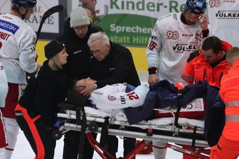 Schreckmoment bei Heimspiel der Eispiraten Crimmitschau: Mannschaftsarzt und Sanitäter eilen auf das Eis - Eispiraten-Mannschaftsarzt Matthias Modes kümmert sich um DEG-Verteidiger Emil Quaas.