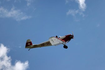 Schreckmoment nach Besuch im Erzgebirge: Legendäres Flugzeug Erla 5a erleidet auf Heimweg Motorschaden - Hier war die Welt noch in Ordnung: Die Erla 5a bei ihrem Flug über Schwarzenberg.