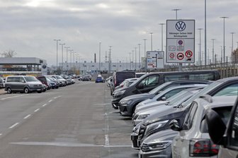 Schrecksekunde auf Parkplatz von Zwickauer VW-Werk: Fahrer verliert Kontrolle über sein Auto - Auf einem der VW-Parkplätze in Mosel ist es am Donnerstag zu einem Unfall gekommen.