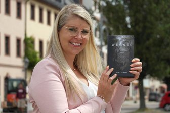 Schreiben gegen das Vergessen: Wie Sina Wolff aus Rochlitz an ihren Großvater erinnert - Die Rochlitzerin Sina Wolff zeigt das vor Kurzem erschienene Buch über das Leben ihres Großvaters Werner Wolff.