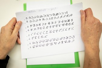 Schreibkurs für Sütterlinschrift: Vogtländerin zeigt im Vogtlandmusem wie es geht - Verschiedene Buchstaben in Sütterlin-Schrift.