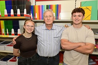 Schreibwarenladen mit Kultstatus: Bei Deglaus in Klingenthal packen zum Schulstart die Enkel mit an - Horst Deglau mit den Enkelkindern Hedwig und Hans.