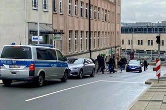 Schreie in der Plauener Innenstadt: Mann wird auf der Straße festgesetzt – Polizei rückt an - Am Mittwochvormittag ist es zu einem größeren Polizeieinsatz in Plauen gekommen.