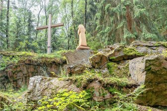 Schreiersgrüner Einwohner vermissen ein Bürgerhaus - Der Weg zum Marienstein im Fronberggebiet wurde 2019 eingeweiht. Seit dem kommt es an Wanderwegen bei Schreiersgrün immer wieder zu Beschädigungen. Neben dem fehlenden zentralen Treffpunkt ist das ein Thema, das die Einwohner des Ortes beschäftigt. 