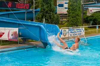 Schreiersgrüner stellt neuen Bahnrekord auf Rebesgrüner Wasserrutsche auf - Rasanter Rinnen-Ritt rücklings: 10,020 Sekunden brauchte Jan Süß aus Schreiersgrün - neuer Bahnrekord.