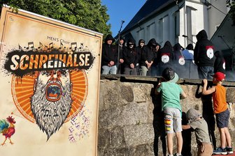 Schreihälse singen unbeschwert und laut: Darum gibt es in Crinitzberg jetzt einen Männerchor - Die „Schreihälse“ aus Crinitzberg beim Auftritt auf dem Schulberg in Bärenwalde.