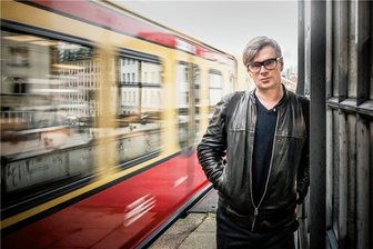 Schriftsteller Jaroslav Rudiš in Freiberg: "Ich reise mit meinen Geschichten" - Jaroslav Rudiš liebt das Zugreisen - stammt selbst aus einer Eisenbahnerfamilie. Einige seiner Bücher, darunter der derzeit in der "Freien Presse" als Fortsetzung laufende Roman "Winterbergs letzte Reise" spielen im Metier.
