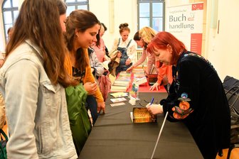 Schriftstellerin Sabine Ebert: Kommt eine vogtländische Burg in ihrem neuen Buch ganz groß raus? - Sabine Ebert musste nach der Lesung viele Bücher signieren.
