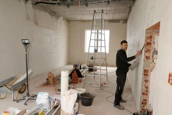 Schritt für Schritt: Wie sich eine Klinik zur Schule wandelt - Im ehemaligen Sterilisationsbereich entsteht ein Werk- und Töpferraum. Hier kümmert sich Sebastian Herrmann um Putzerarbeiten.