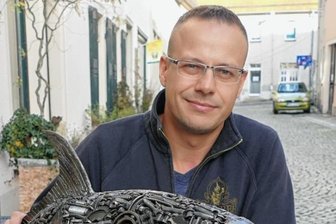 Schrottkunstprojekt stößt in Motorradstadt auf Widerspruch - Robert Hähnel mit einer der Tierskulpturen.