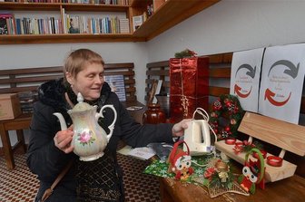 Schrottwichteln in der Ellefelder Tauschbörse - Annett Thoß vom Verein "Wir für Ellefeld" kümmert sich sowohl um die Bücher in der Buchhaltestelle als auch um die Tauschbörse.