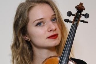 Schuberts Unvollendete und ein Violinkonzert - Die Geigerin Alexandra Varaksina ist als Solistin zu erleben.