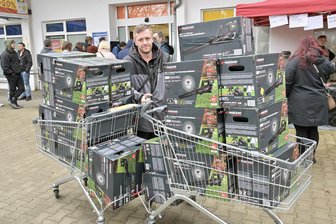 Schubsen und Drängeln bei Schnäppchen-Schlacht in Zwickau: „Wir hätten sonst doppelt so viel gezahlt“ - Damian Czaban hat in großem Stil Akku-Laubbläser eingekauft.