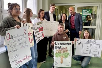 Schüler auf dem Land brauchen Hilfe: Nicht in zwei Jahren, sondern jetzt - Beim Besuch des Ministers (4. v. l.) gab es stummen Protest der Schüler.