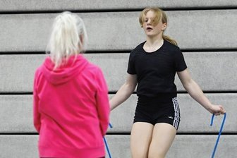 Schüler auf Olympia-Spuren - Rennrodlerin Malou Ann Hollweg aus der 6. Klasse der Eliteschule des Wintersports in Oberwiesenthal erzielte die meisten Gesamtpunkte aller Mädchen ihrer Wettkampfklasse.