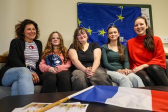 Schüler aus Aue besuchen neue Partnerschule in Frankreich - Astrid Liebscher (links) und Lilly Illert (rechts) gehörten den zu den Lehrern, die die Schülergruppe aus Aue nach Frankreich begleitete. Mit dabei waren Anne Helene Günther, Helena Simon und Elona Behrami (in der Mitte von links).