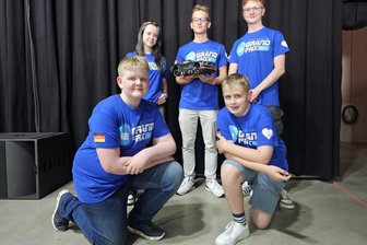 Schüler aus Aue treten bei Wasserstoff-Grand-Prix an: So erfolgreich war ihr Rennauto - Das Team vom Auer Clemens-Winkler-Gymnasium. Auf dem Bild fehlen Nick Möckel und Lehrerin Conny Mätzig.