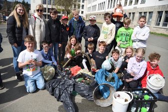 Schüler aus Bad Elster erschrocken: So viel Müll! - Die Ausbeute nach der Müllsammelaktion der Grundschüler.
