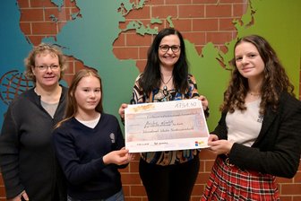 Schüler aus dem Erzgebirge spenden rund 1800 Euro an Kinder in Krisensituationen - Stellvertretend überreichten die Achtklässlerin Annica (vorn links), die Elftklässlerin Melissa (rechts) und die stellvertretende Schulleiterin Grit Vogel (links) der Internationalen Schulen Niederwürschnitz die Spende an Damaris Günther-Schmidt von der Arche (Mitte).