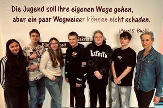 Schüler aus dem Vogtland für zwei Wochen zu Praktikum in Dänemark: „Unser Englisch hat sich definitiv verbessert“ - Der Wandspruch der Schule passt perfekt zu Amy, Leon, Lea, Hannes, Luica und Lennox mit ihrer Lehrerin Andrea Zantke.