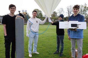Schüler aus dem Vogtland lassen Wetterballon bis in die Stratosphäre steigen - Die Wetterballon-AG aus Markneukirchen: Vincent Krauss, Dustin Todt als verantwortlicher Lehrer, Oscar Jacob und Raphael Lange (von links).