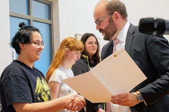 Schüler aus Erzgebirge dabei: Sieger der sächsischen Fremdsprachen-Olympiade stehen fest - Kultusminister Christian Piwarz beglückwünscht die Drittplatzierten, darunter die Erzgebirgerinnen Joana Schuster und Helene Gräbner (von links). 