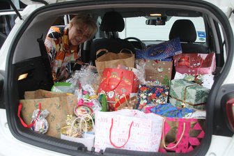 Schüler aus Flöha schenken pflegebedürftigen Menschen ein Lächeln - Patricia Smolka ist mit einer Wagenladung voller Geschenke unterwegs zum Hospiz nach Oederan.