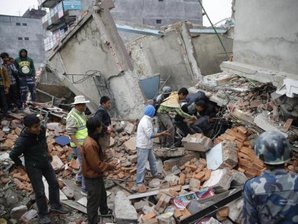 Schüler aus Mittelsachsen bangen um Partner im Himalaya - Helfer suchen in einem zerstörten Haus nach Überlebenden.