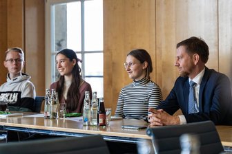 Schüler aus Rochlitz befragen Ministerpräsident Kretschmer - Gymnasiasten der 9/3 aus Rochlitz im Gespräch mit Regierungschef Michael Kretschmer.