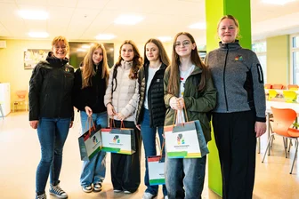 Schüler aus Sachsen und Böhmen entdecken die Montanregion - Kristin Hängekorb (l.) und Katharina Jesswein (r.) vom Welterbeverein übergeben vor der Abfahrt zum Pferdegöpel ein kleines Geschenk an Samira, Marie, Bena und Sarah (v.l.). Die Schülerinnen nehmen am Austausch mit der Partnerschule aus Pribram teil.